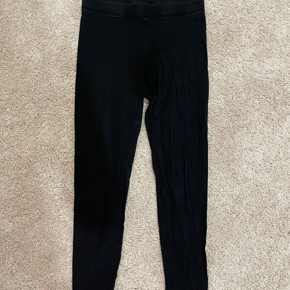 PINK Victoria’s Secret leggings.